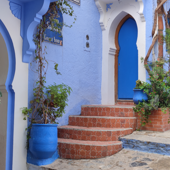 una puerta azul en la ciudad azul marruecos