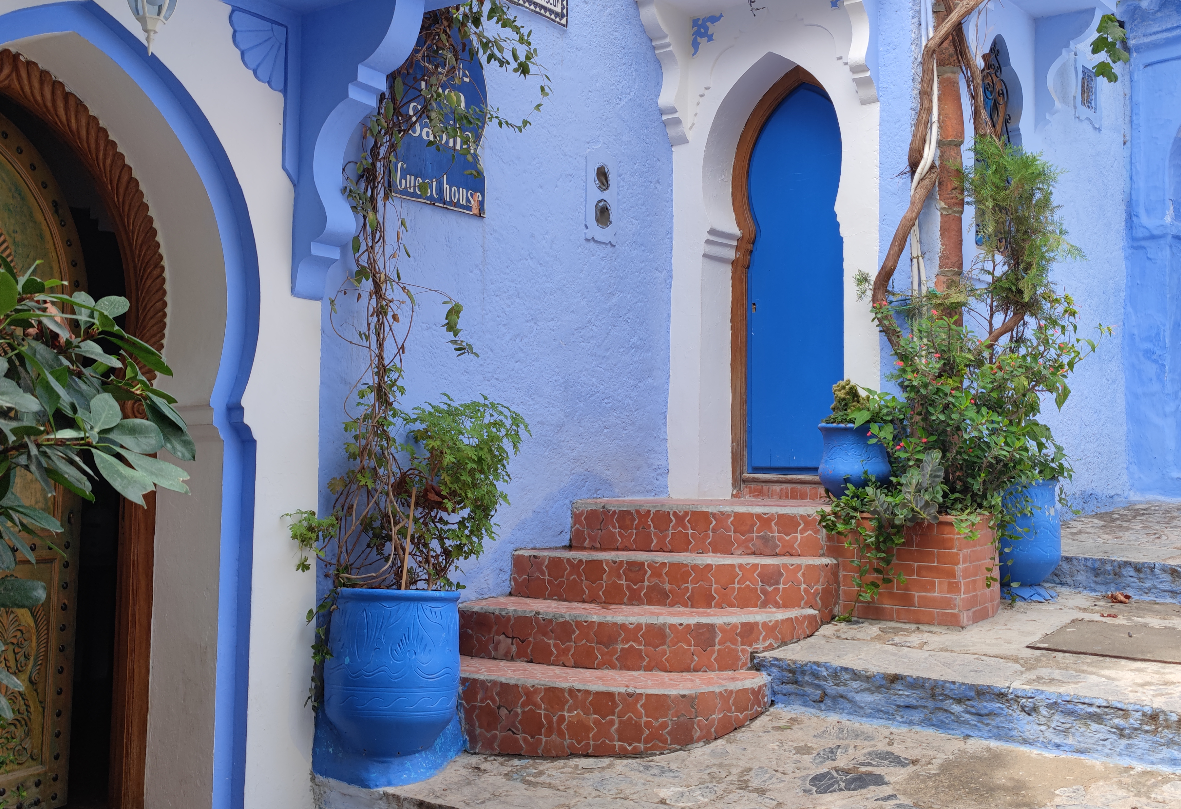 una puerta azul en la ciudad azul marruecos