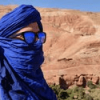 turista con un turbante azul del desierto