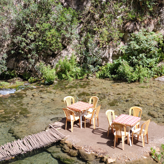 mesas en el medio de la naturaleza en un valle de marruecos