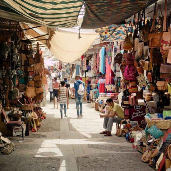 callejuelas en marrakech con tiendas de souvenirs