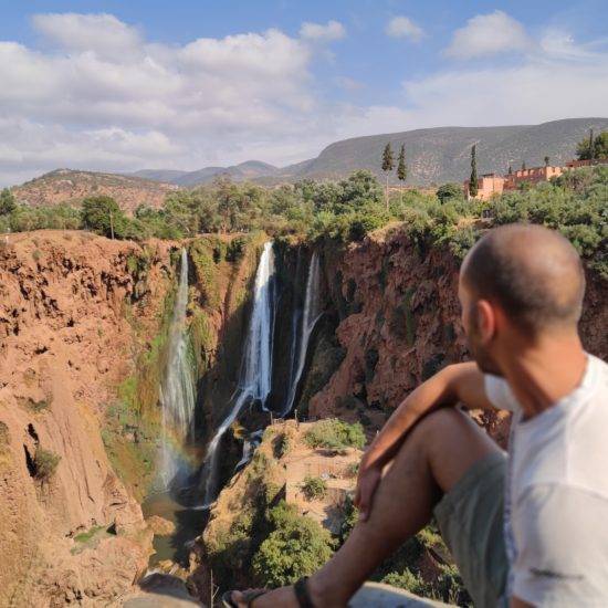 turista en cascadas Ouzoud Marruecos