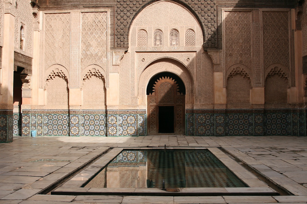 decoración marroquí de azulejos y mosaicos esmaltados