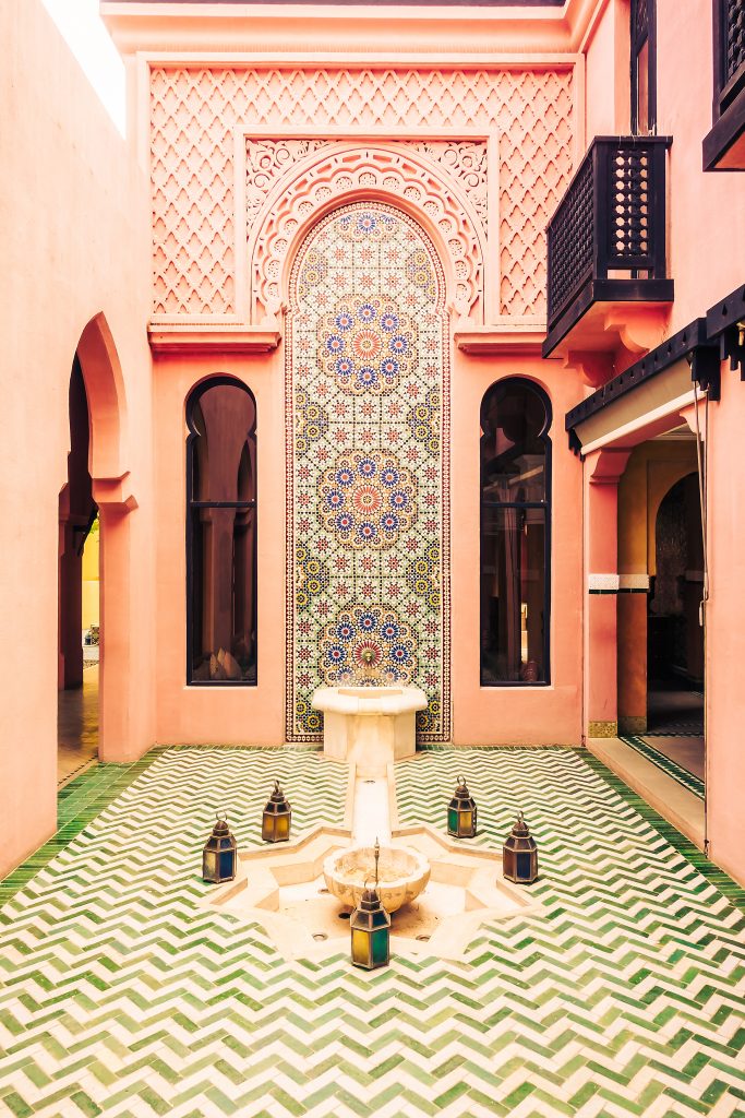 Fuente y decoración de estilo arquitectónico marroquí en el interior