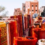 Alfombras coloridas en mercado tradicional en entorno urbano en Marruecos